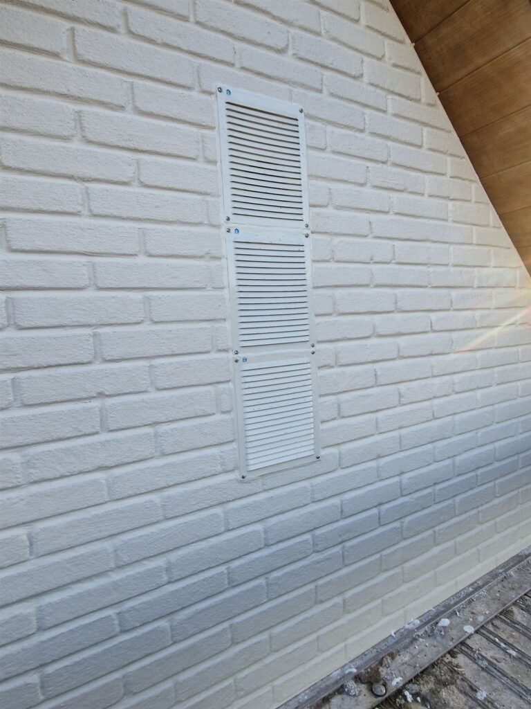Pignon en brique peinte en blanc
