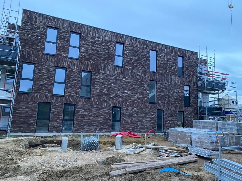 Immeuble neuf en plaquettes de parement brun foncé