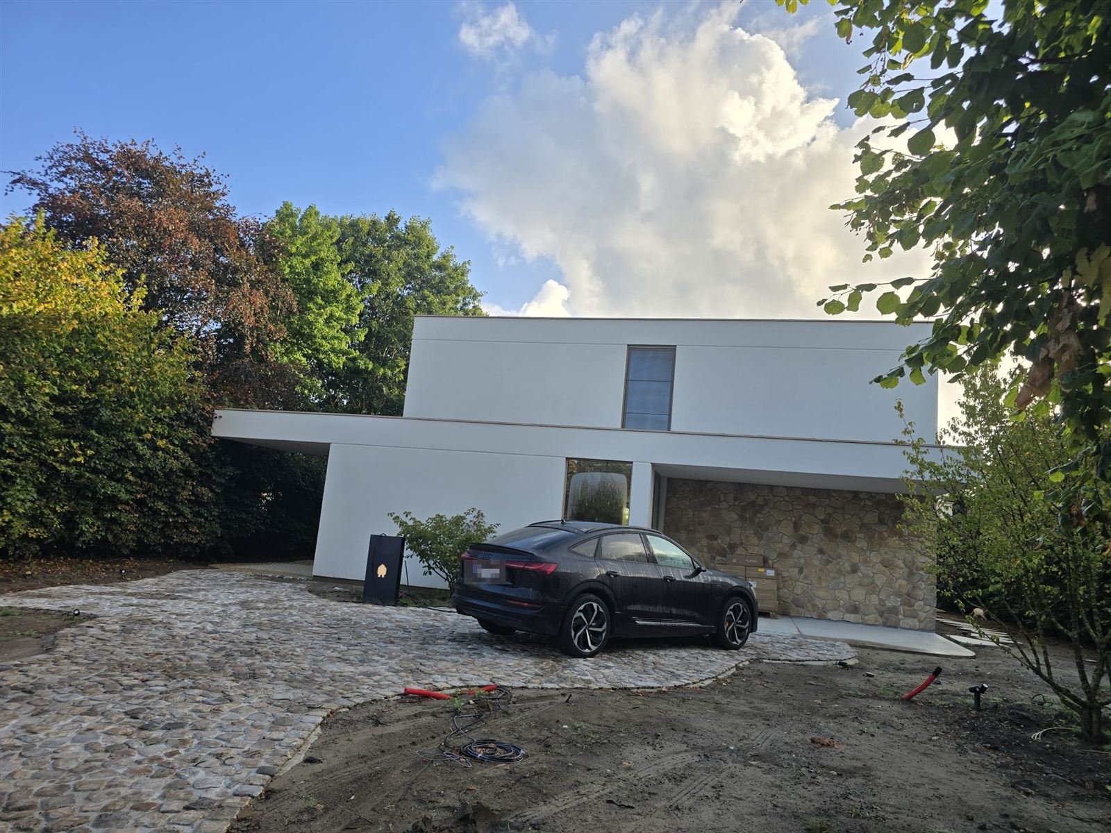 Villa contemporaine en crépi blanc avec soubassement en pierre, chantier ALSAI